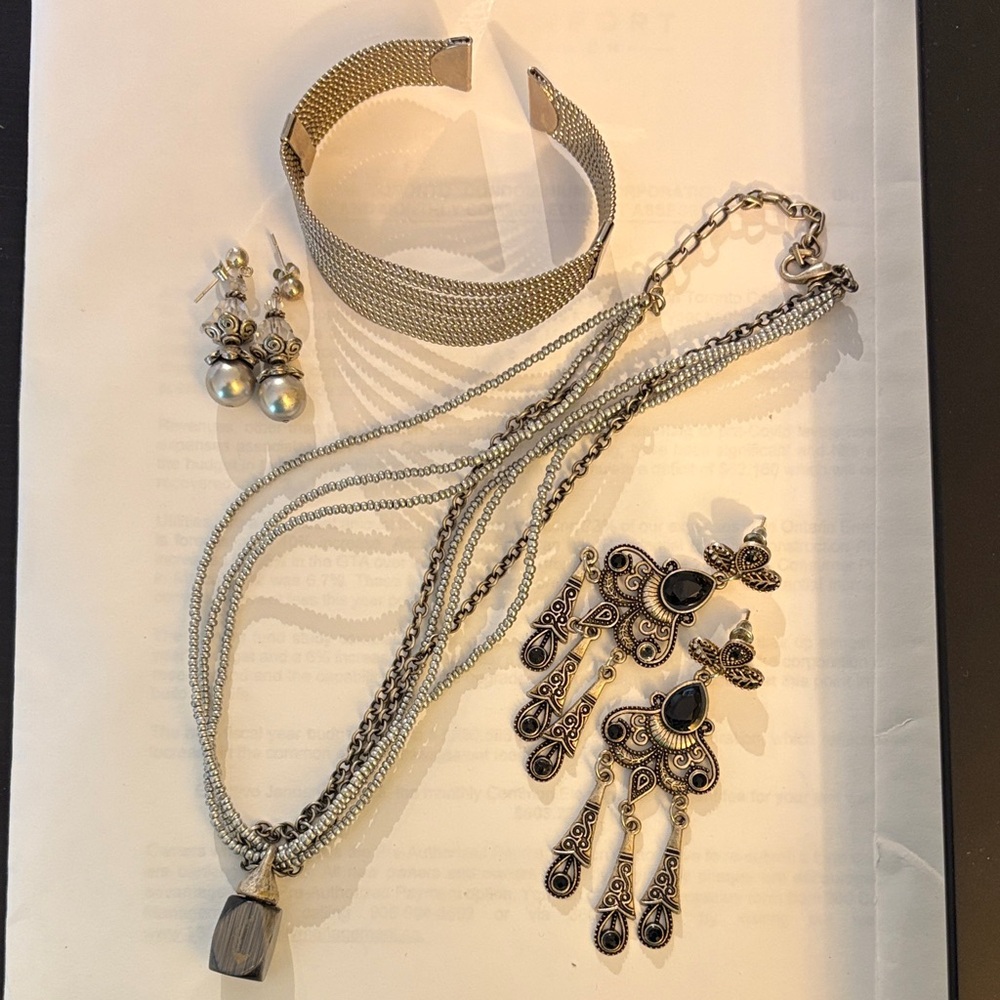 Elegant cosmetic Jewelry Set with Black Accents